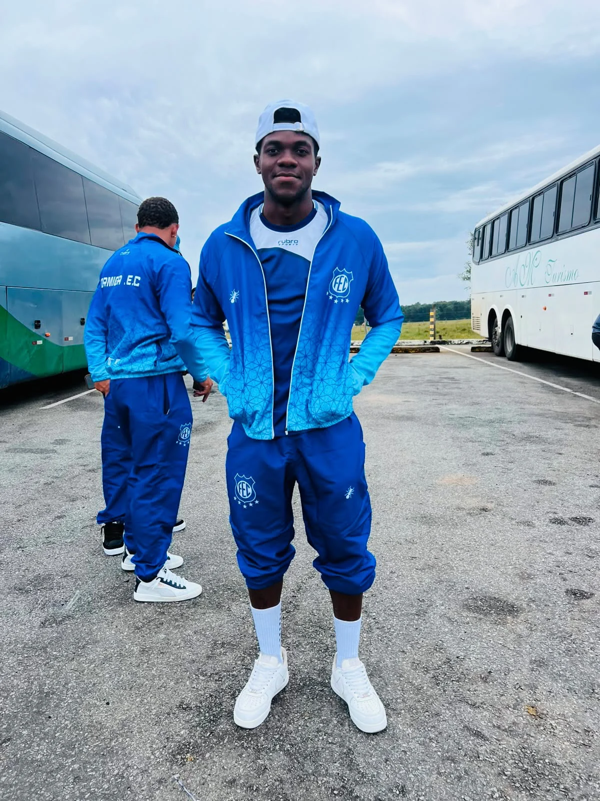 Manu Longoli com o uniforme do Formiga Esporte Clube em Minas Gerais