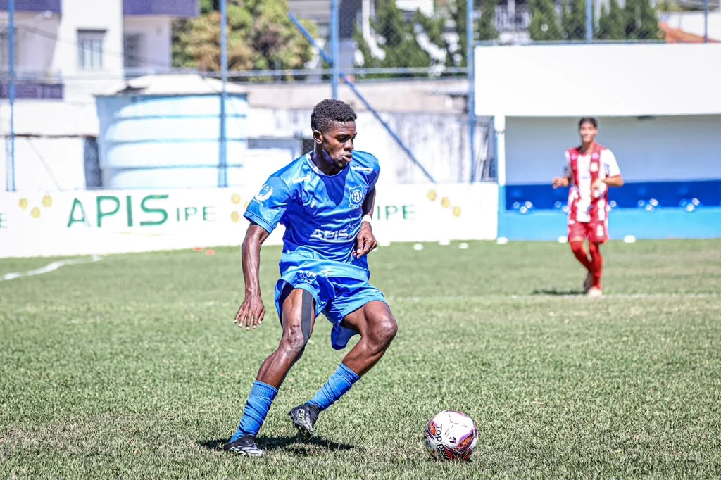 Manu Longoli durante partida de futebol pelo Formiga Esporte Clube
