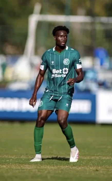 Michael com uniforme de futebol durante sua trajetória esportiva no Brasil
