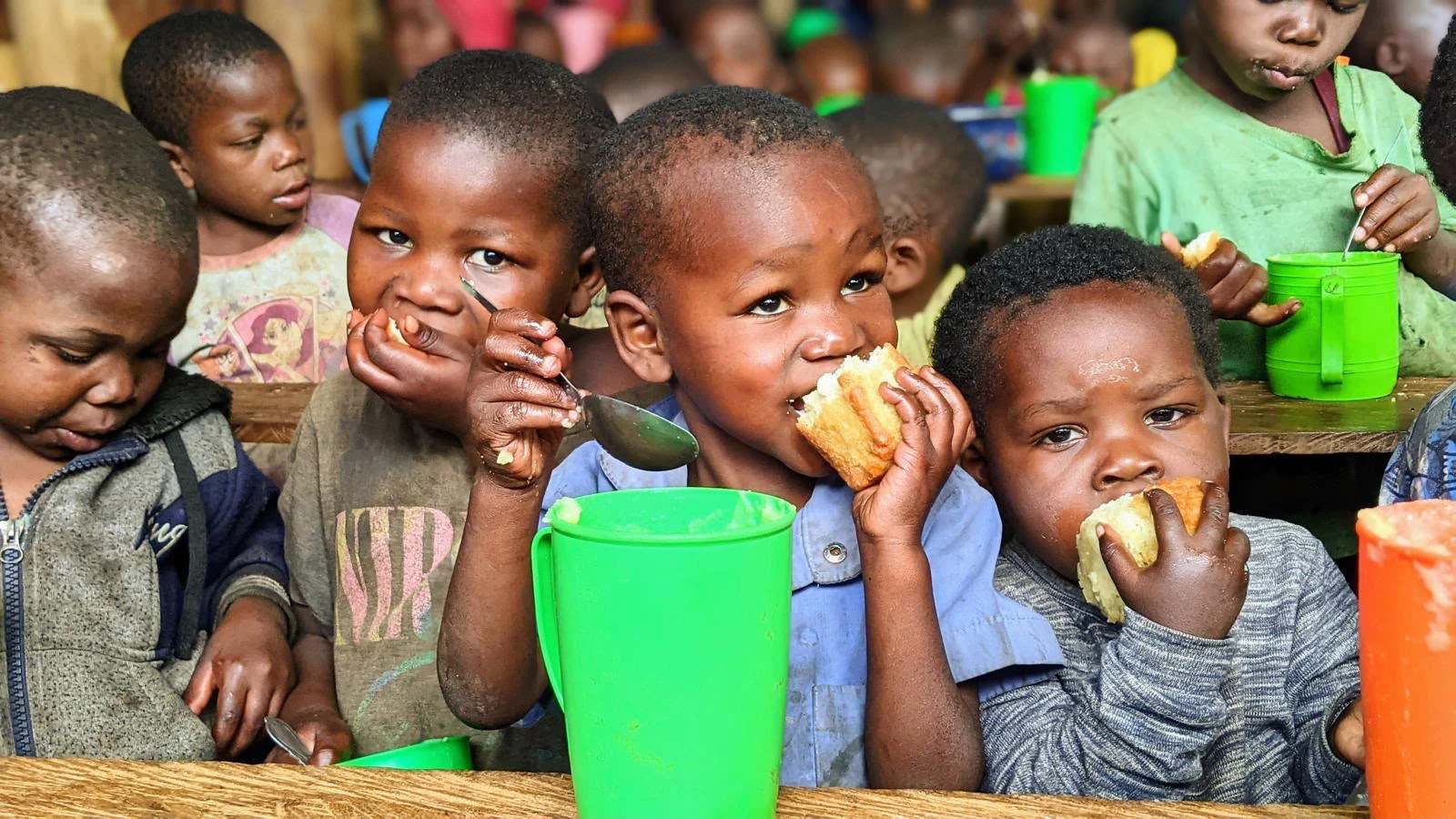 Crianças durante uma ação de alimentação da MBA Maluta Foundation