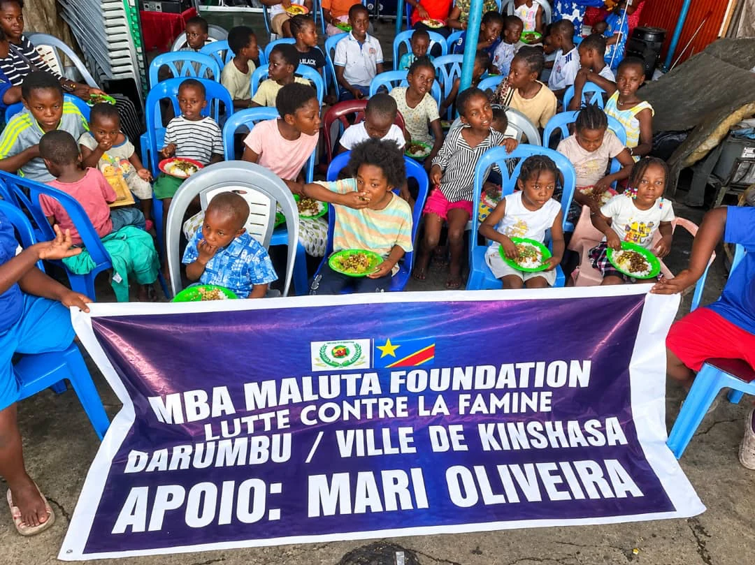 Crianças reunidas durante a obra número 20 da MBA Maluta Foundation em Barumbu, Kinshasa