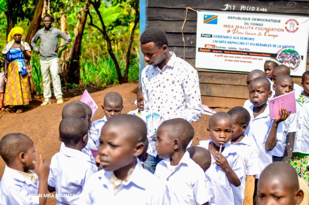 Momento de entrega de materiais às crianças em Bukavu