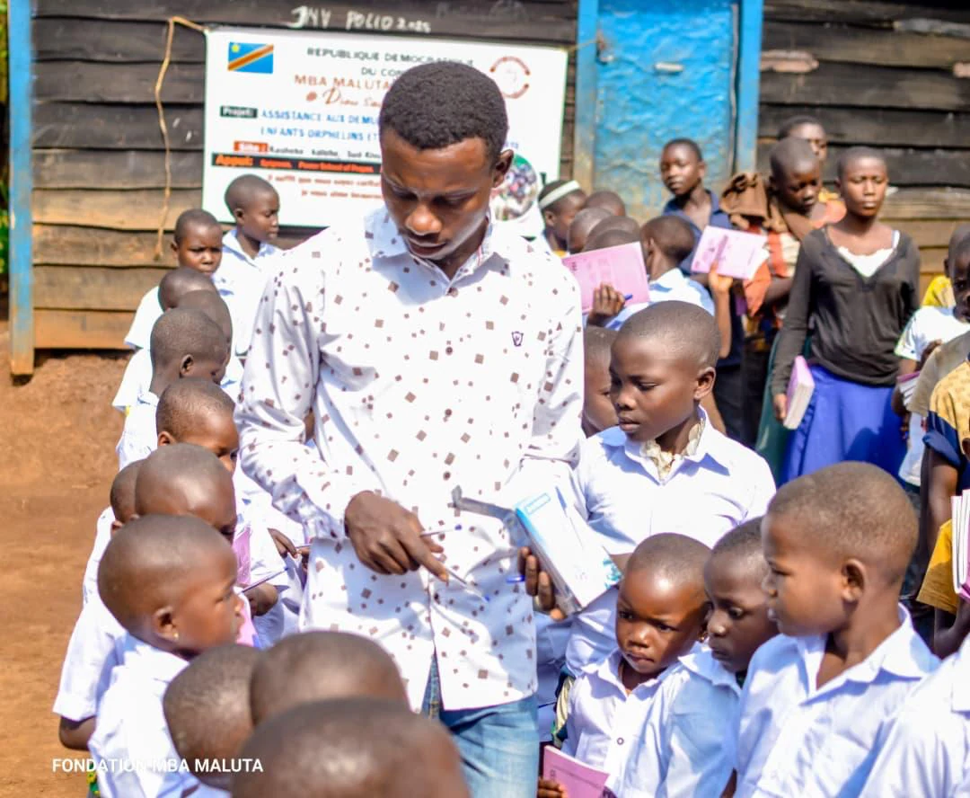 Equipe e crianças durante a distribuição de itens em Bukavu