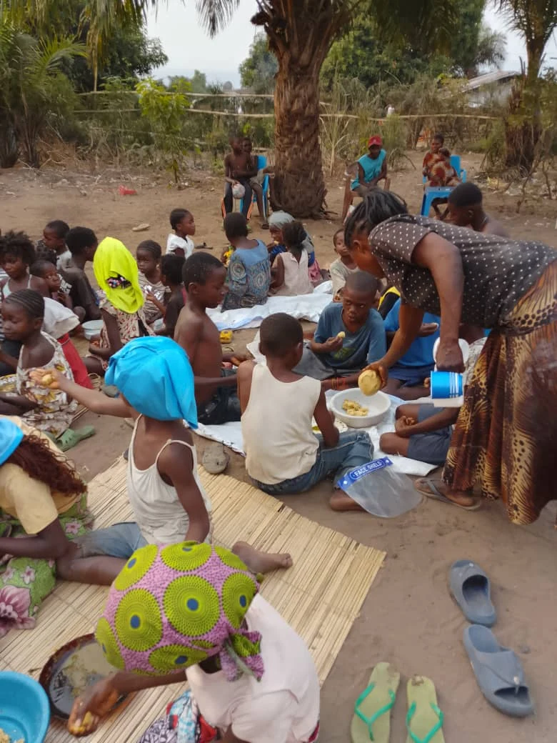 Distribuição de alimentos durante a quinta obra em Bumbu-Kinshasa