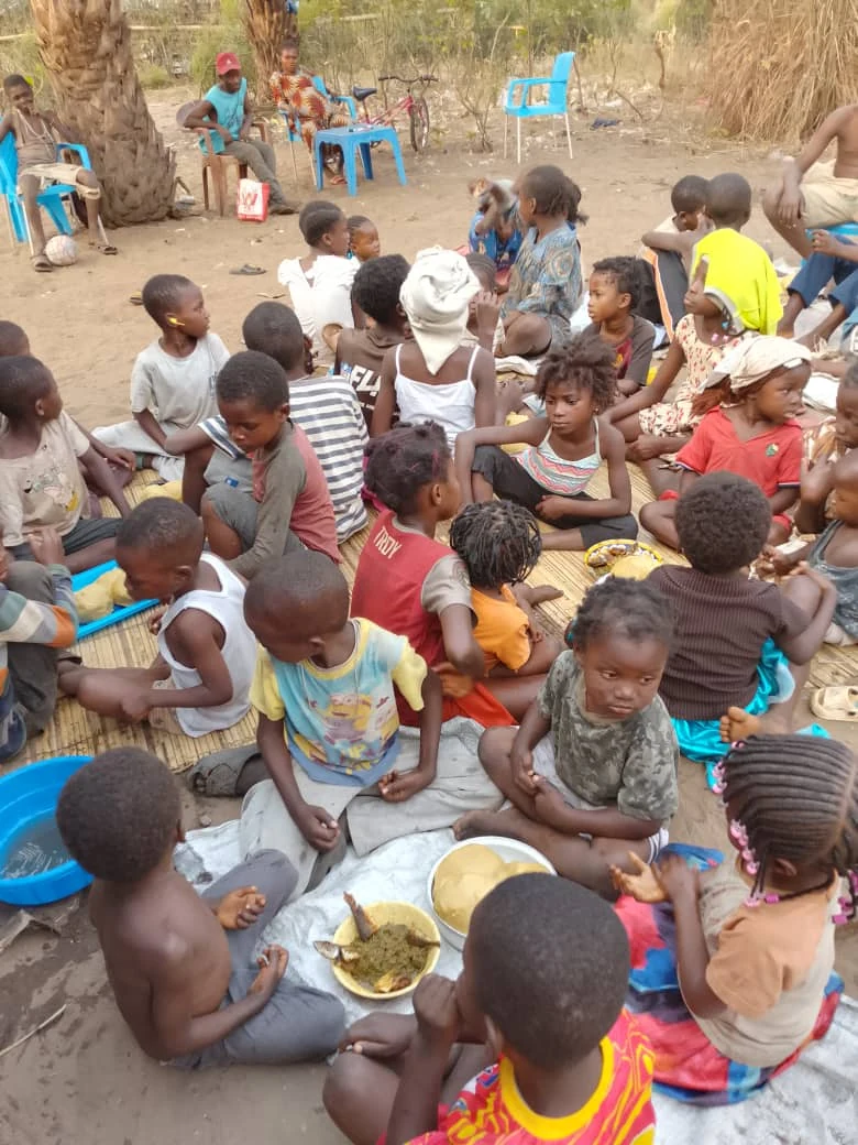 Crianças da comunidade durante a obra em Bumbu-Kinshasa