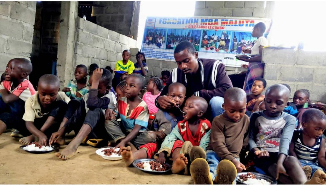 Momento da alimentação das crianças em Goma