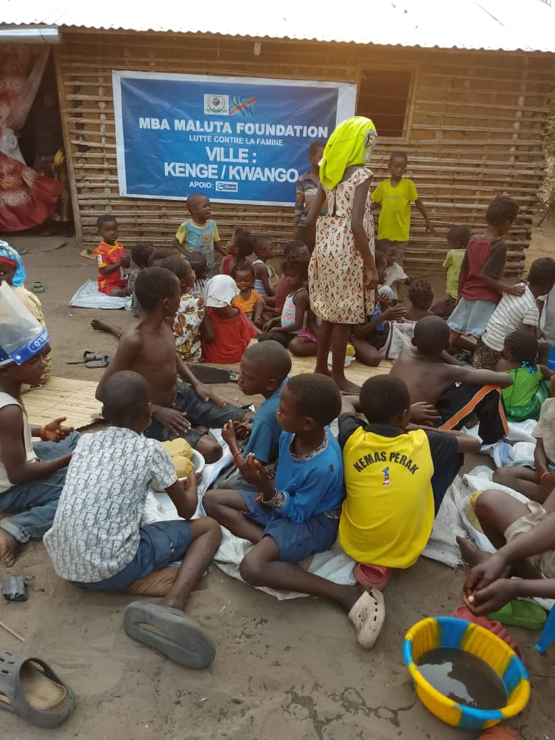 Crianças reunidas durante a quarta obra da MBA Maluta Foundation em Kenge-Kwango