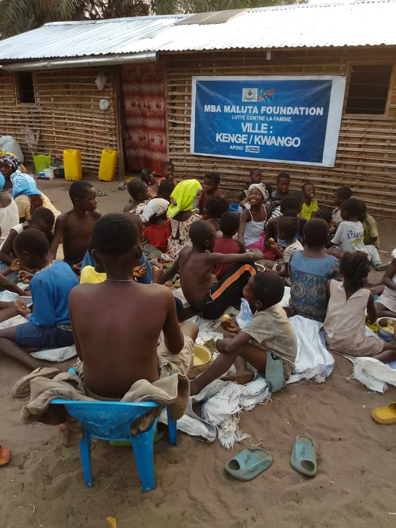 Crianças e famílias reunidas em Kenge-Kwango