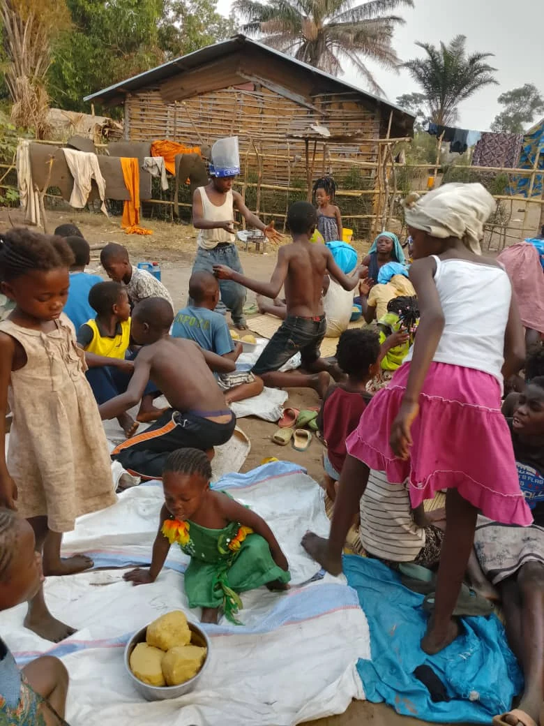 Crianças reunidas durante a obra em Kenge-Kwango