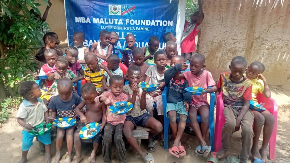 Momento de alimentação durante a obra número 11 em Kikwiti-Kwilu