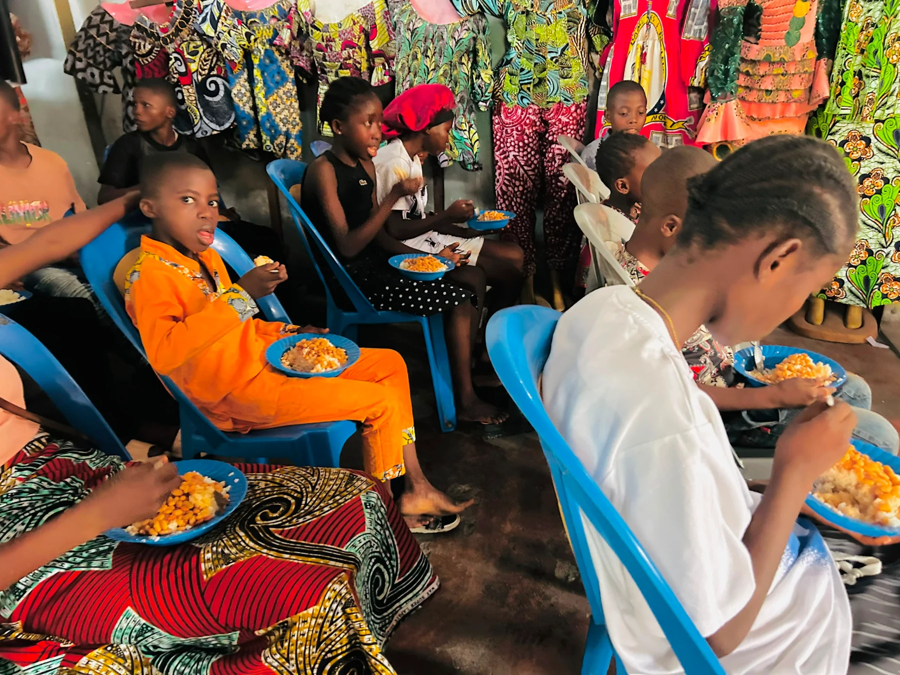 Crianças durante a obra número 19 da MBA Maluta Foundation em Matete-Kinshasa
