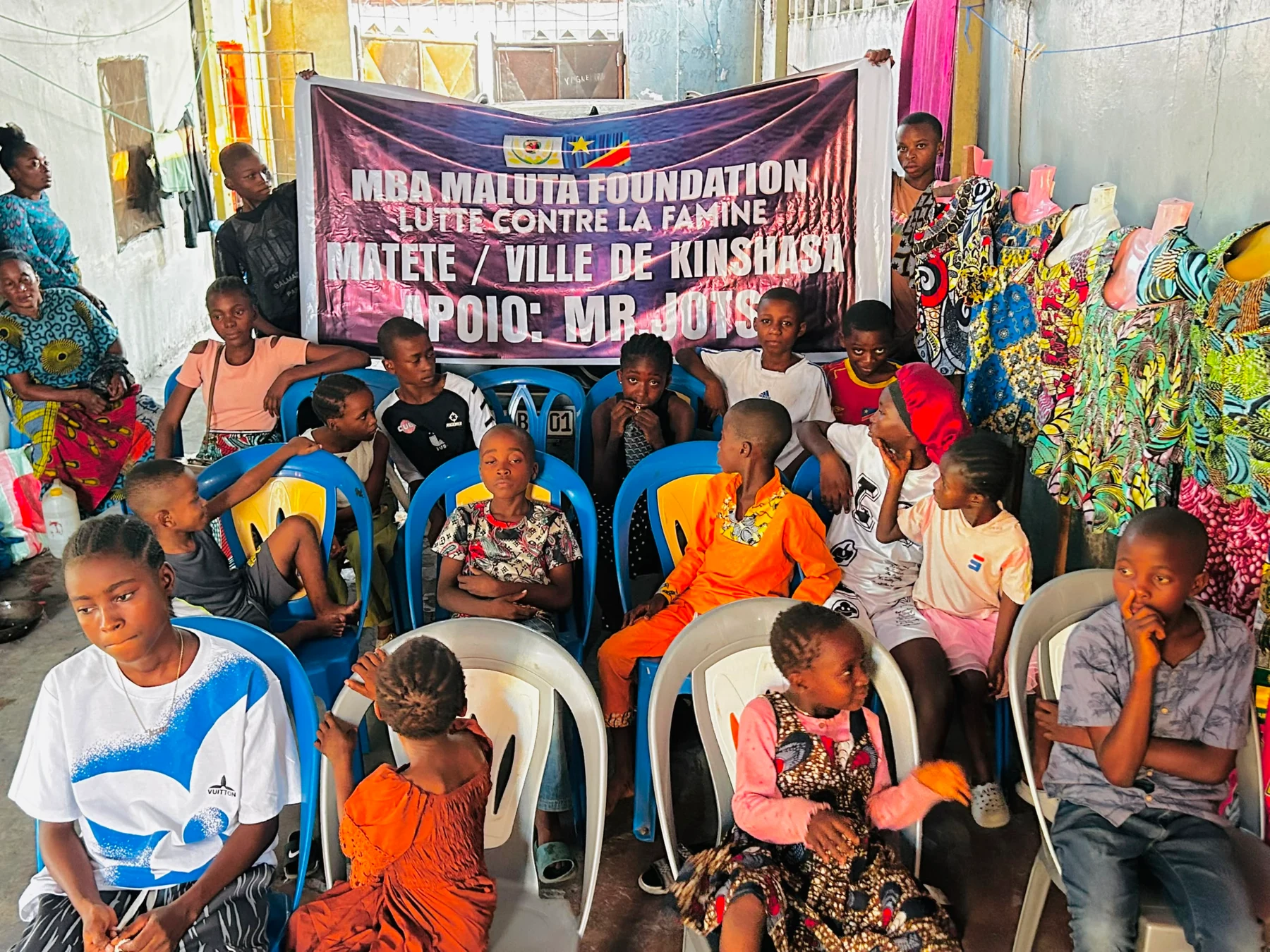 Crianças reunidas durante a obra número 19 da MBA Maluta Foundation no bairro de Matete, em Kinshasa