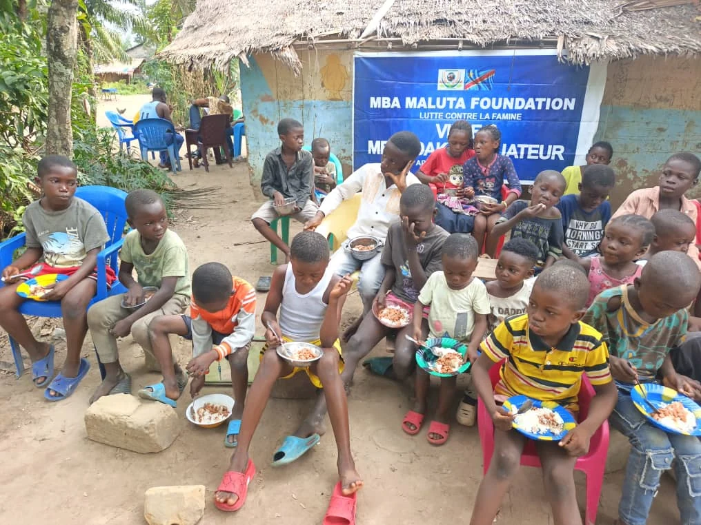 Momento de alimentação com crianças da comunidade em Mbandaka-Équateur
