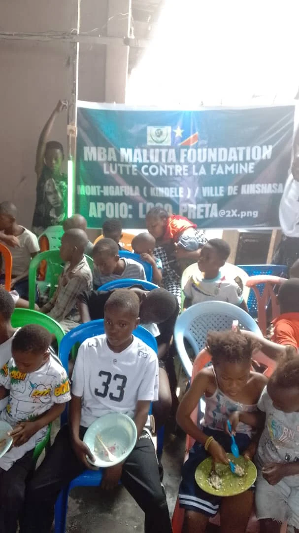 Crianças participando da sétima obra da MBA Maluta Foundation em Mongafula-Kinshasa