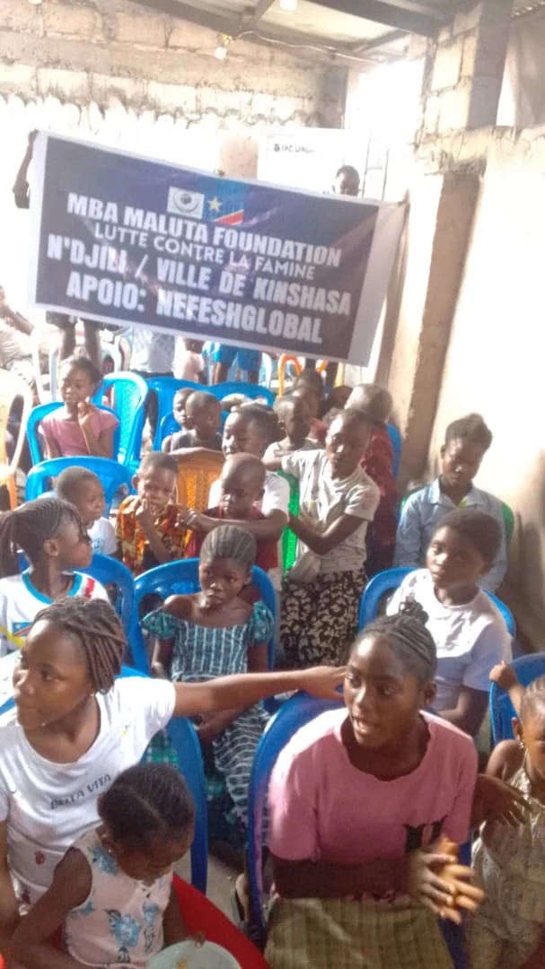 Crianças reunidas durante a sexta obra da MBA Maluta Foundation no bairro de N’DJILI, em Kinshasa