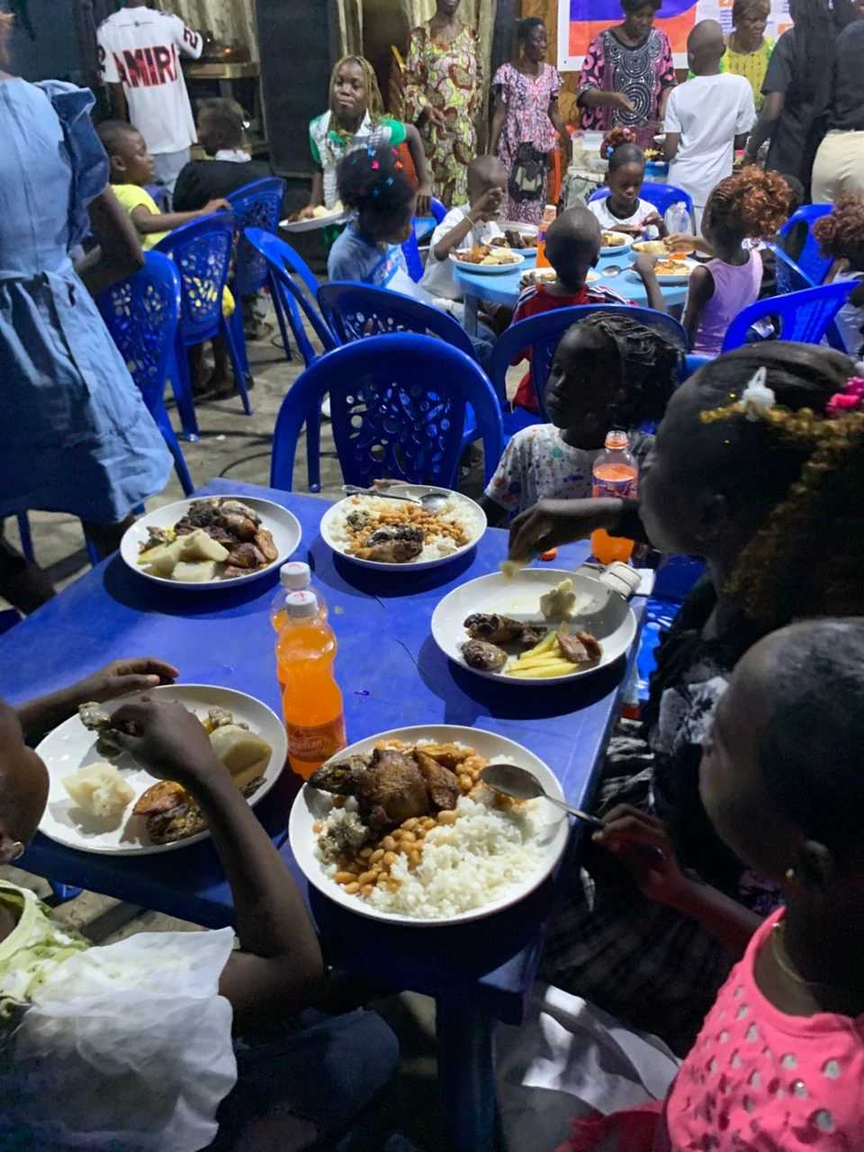 Crianças recebendo alimentação durante a obra número 10