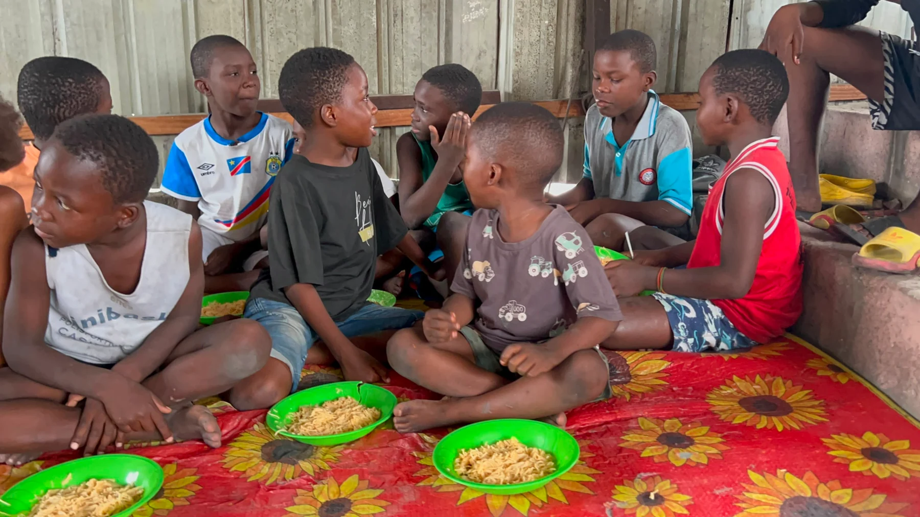 Crianças reunidas durante a ação de alimentação da obra número 18