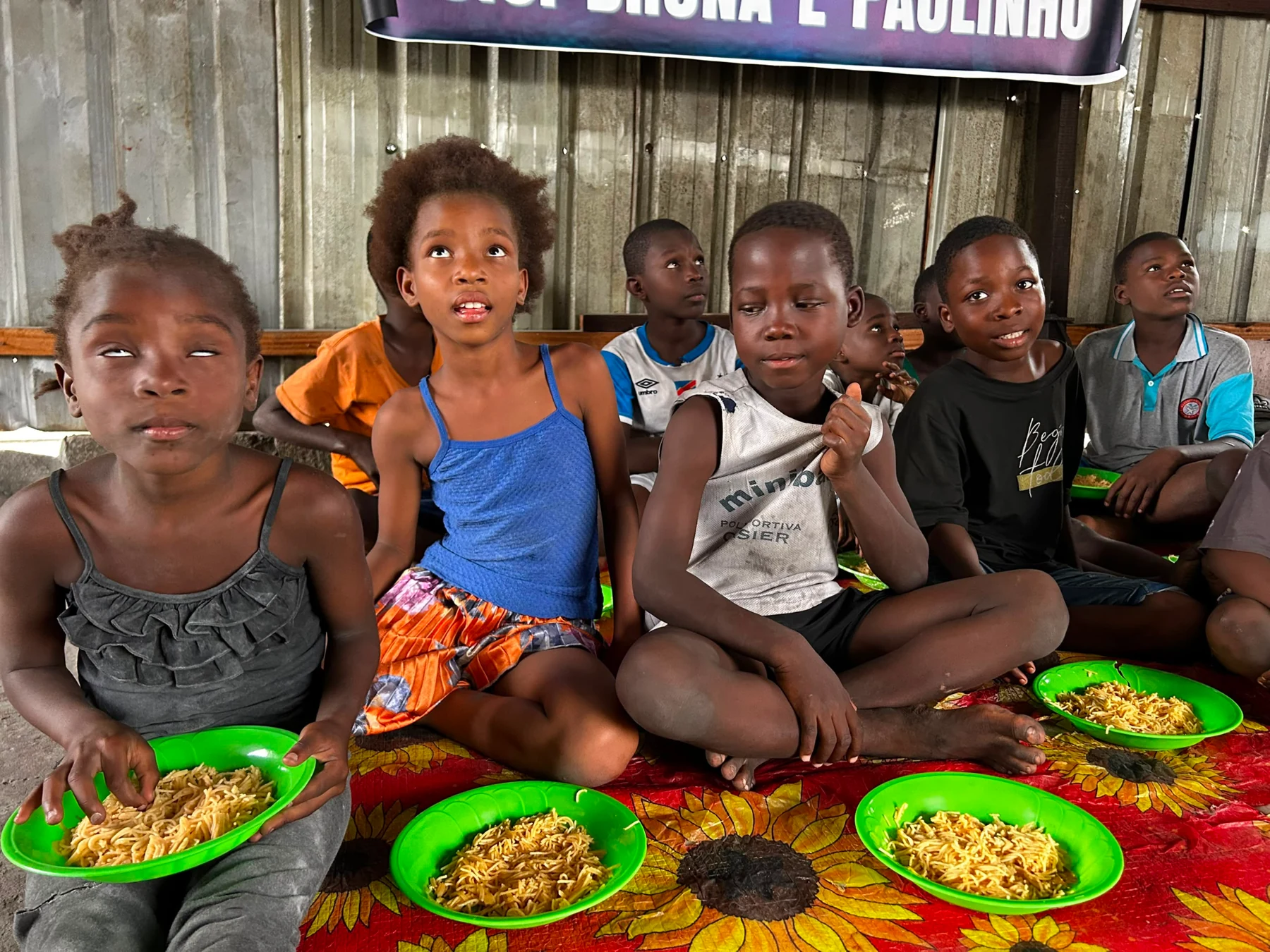 Momento de alimentação das crianças durante a obra número 18