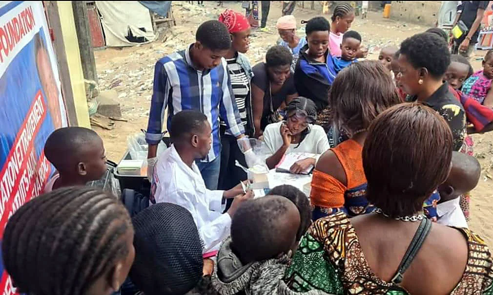 Equipe voluntária realizando atendimento de saúde em uma comunidade atendida pela MBA Maluta Foundation